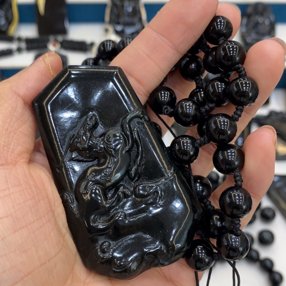 蓝***光蛇纹石玉未镶嵌吊坠