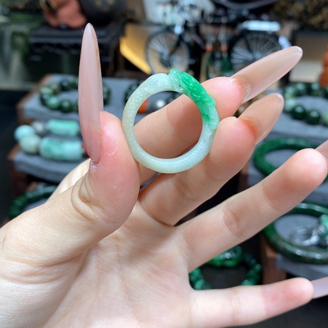 翡翠戒指未镶嵌?****?漂亮美眉