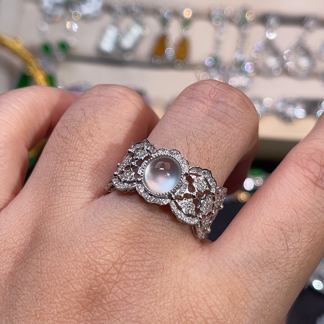 翡翠18K金镶嵌戒指宽蕾丝戒臂冰蛋