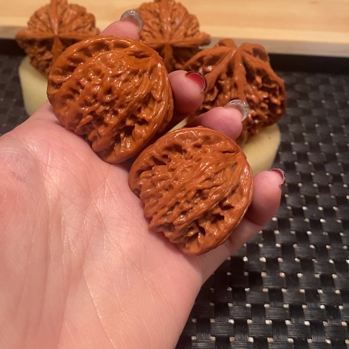 核桃把件誠*核桃文玩。白狮子。40尺左右