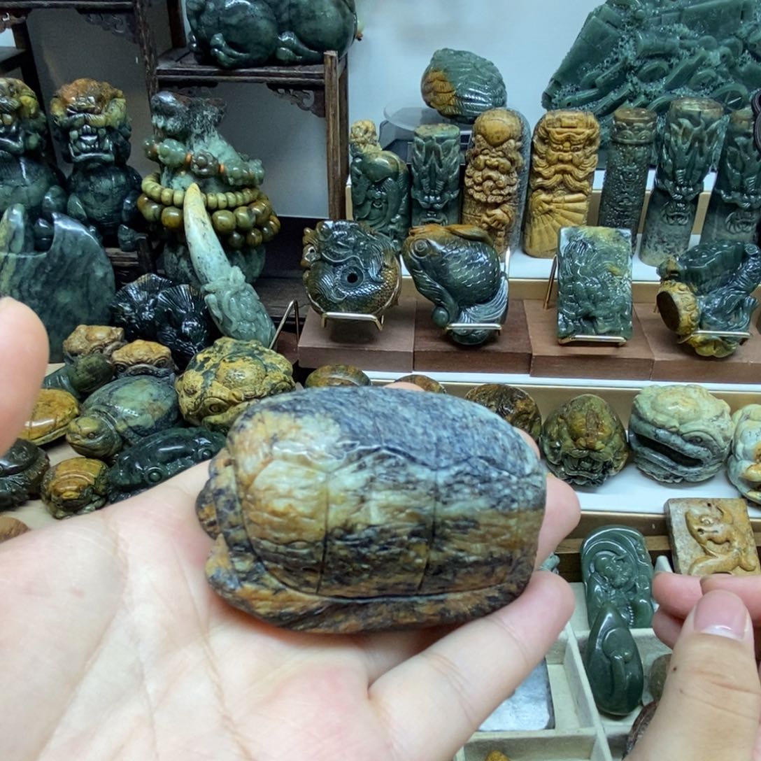 未镶嵌岫岩河磨玉（透闪石质玉）把件
