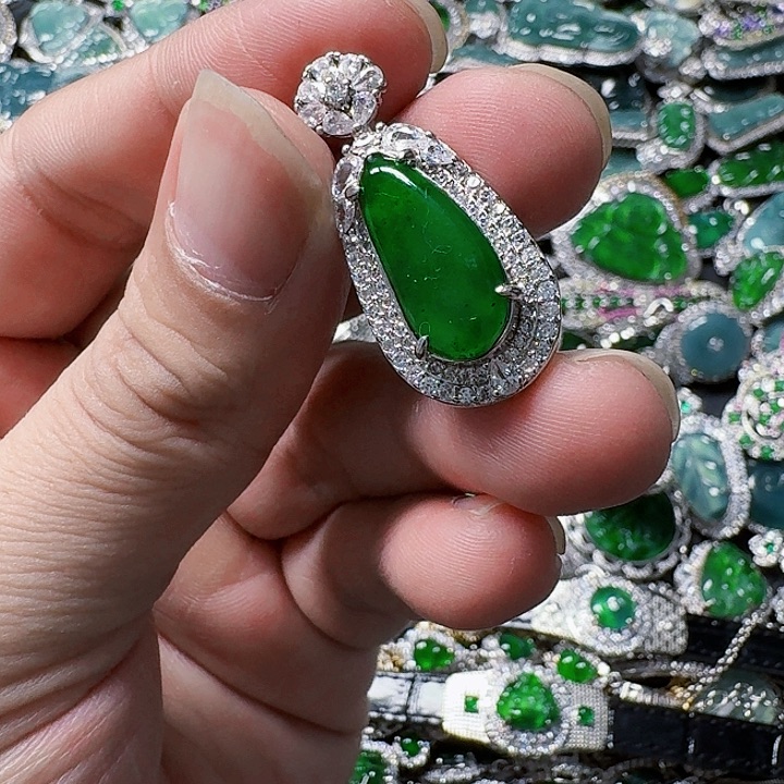 翡翠颈饰未镶嵌天然A货翡翠放漏