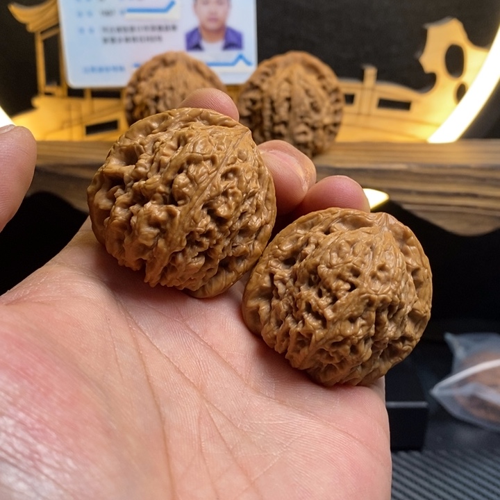 把件文玩核桃40鹰嘴浮雕纹圆肚子大克重