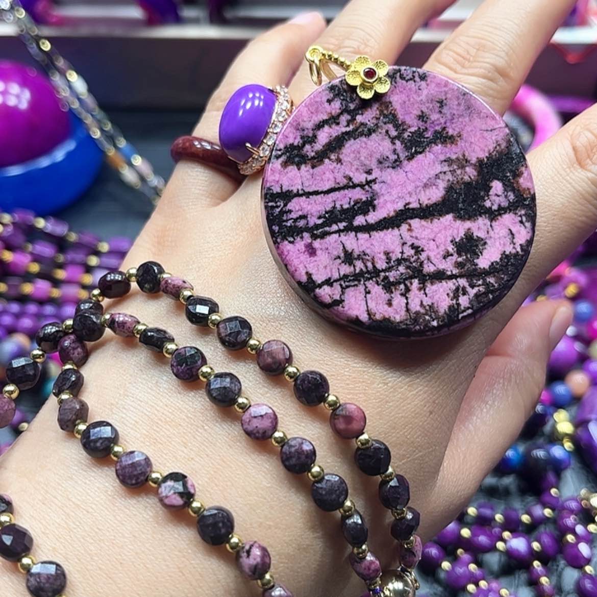 【闪购商品】玻璃成品～***~舒具石老油料泥地丝绒圆牌+切面项链高货