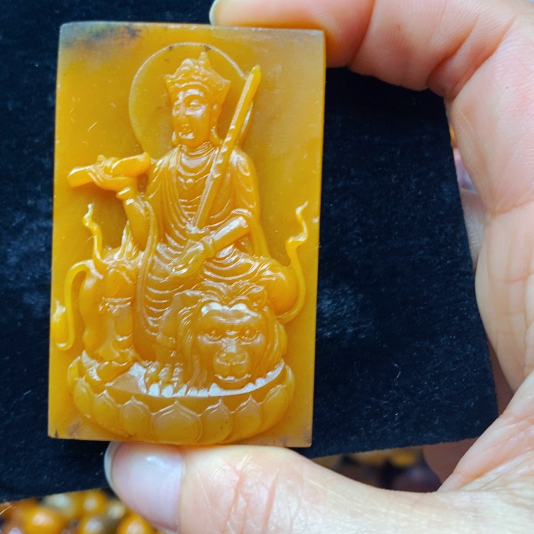 未镶嵌石英质玉（黄龙玉）颈饰