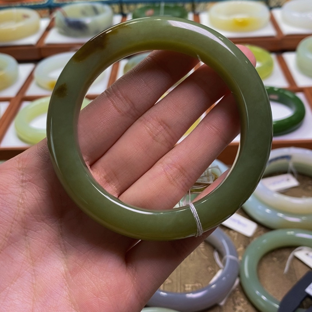 和田玉手镯未镶嵌若羌黄口牛油果绿带糖58-59