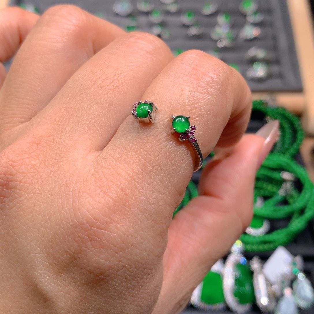 翡翠耳饰未镶嵌天然