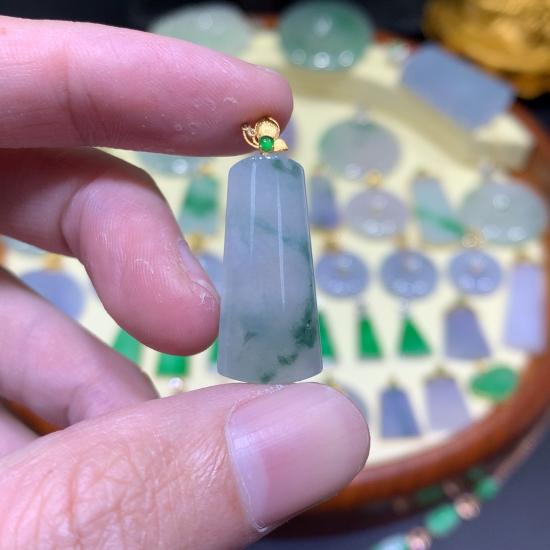 翡翠吊坠(不含链)18K金镶嵌