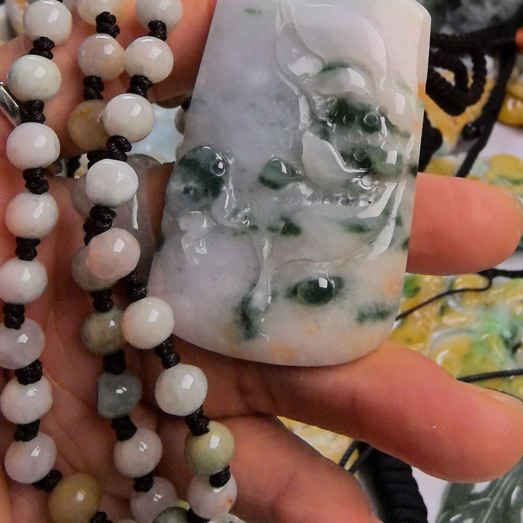 翡翠颈饰未镶嵌吊坠