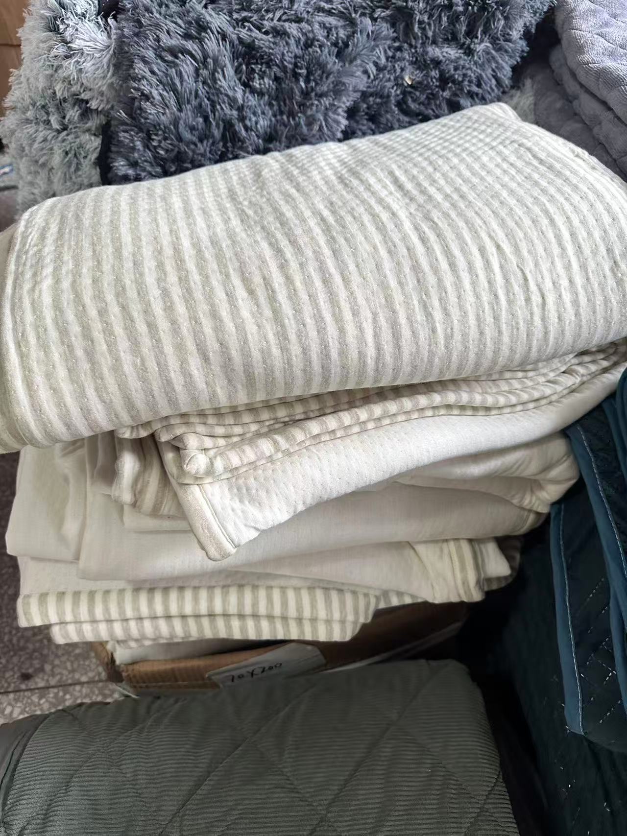 《兵哥外贸》3楼200×230浅绿色条纹席梦思感超软床盖 发一个 微瑕疵