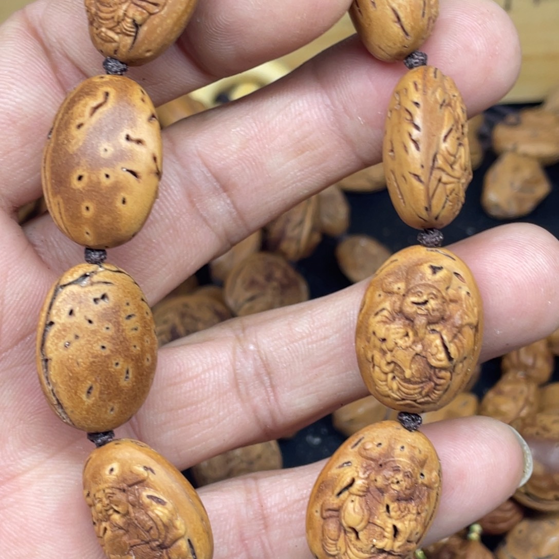 狼***杰桃核雕刻财神手串
