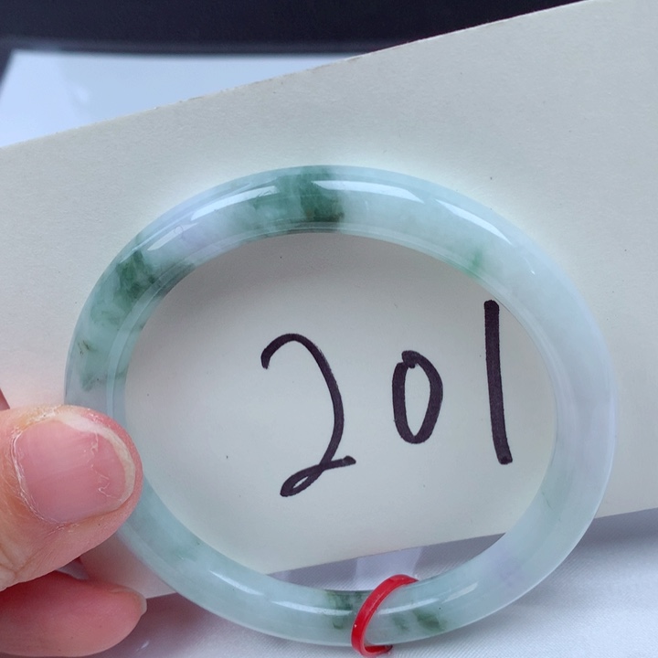 翡翠手镯未镶嵌翡翠