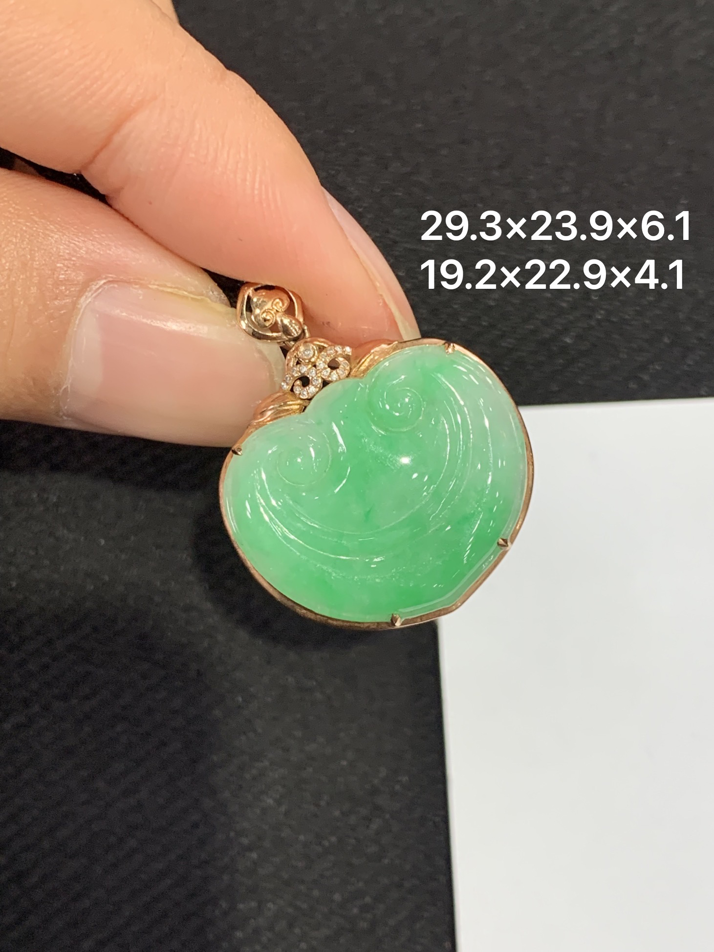 18K金镶嵌天然缅甸翡翠阳绿如意吊坠