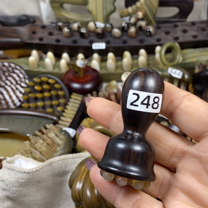 紫光檀12齿铃铛按摩梳