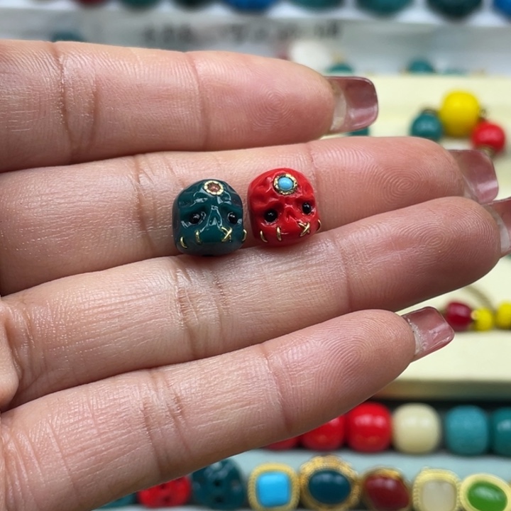 琉璃颈饰雪巴琉璃