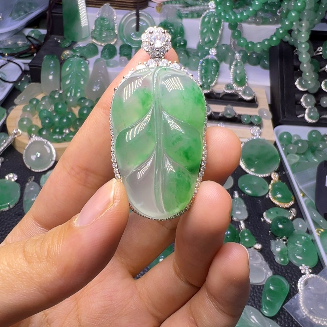 石英质玉（非洲翠）未镶嵌颈饰