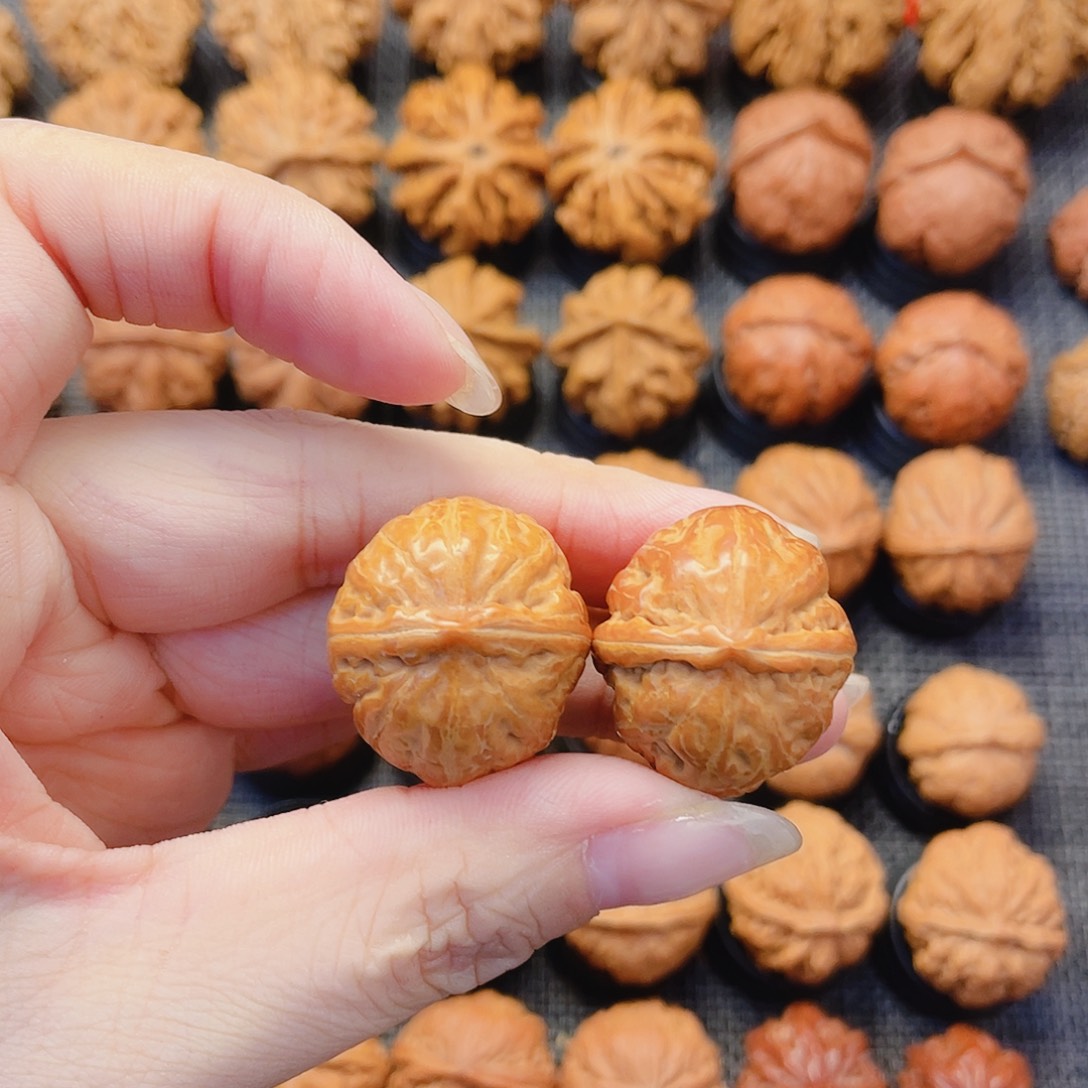 文玩核桃把件金元宝