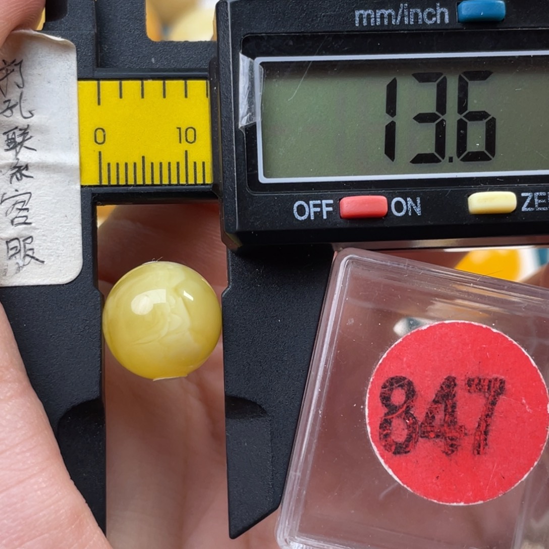 蜜蜡未镶嵌珠宝奇石