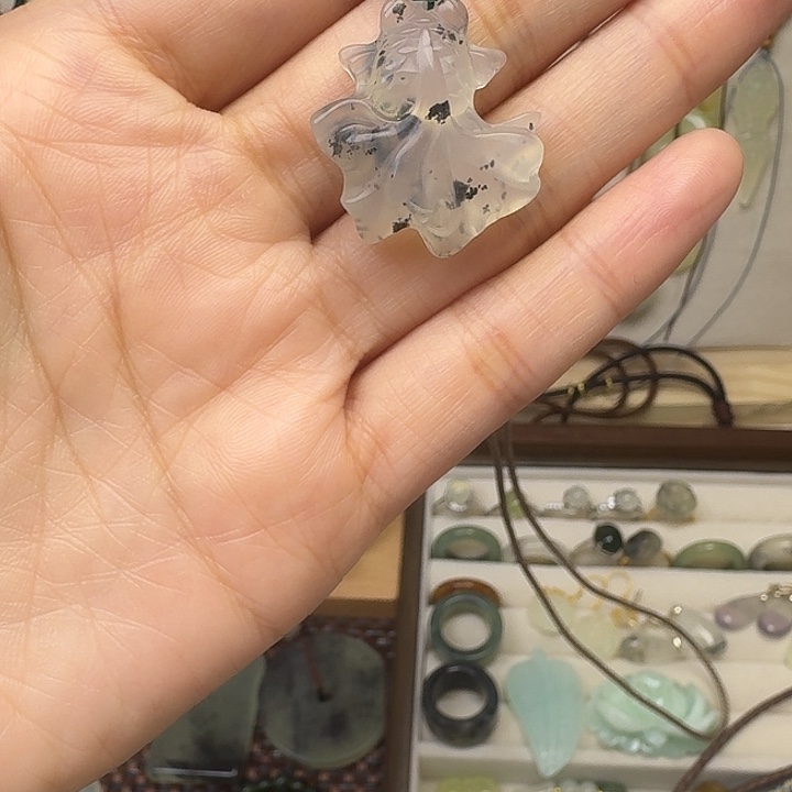 蛇纹石玉未镶嵌颈饰