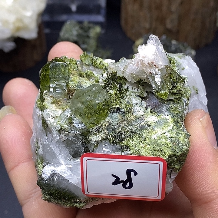 有机玻璃巴基斯坦绿莲石水晶共生28