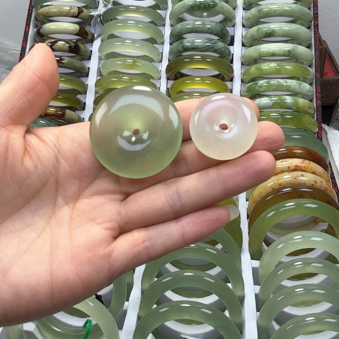 蛇纹石玉手镯未镶嵌盐****?