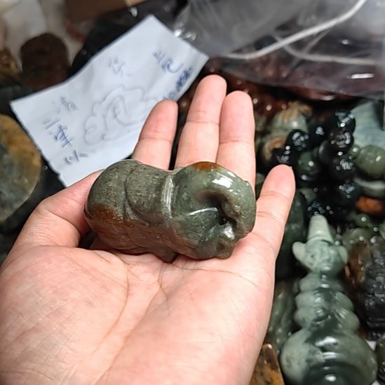 未镶嵌岫岩河磨玉（透闪石质玉）挂件