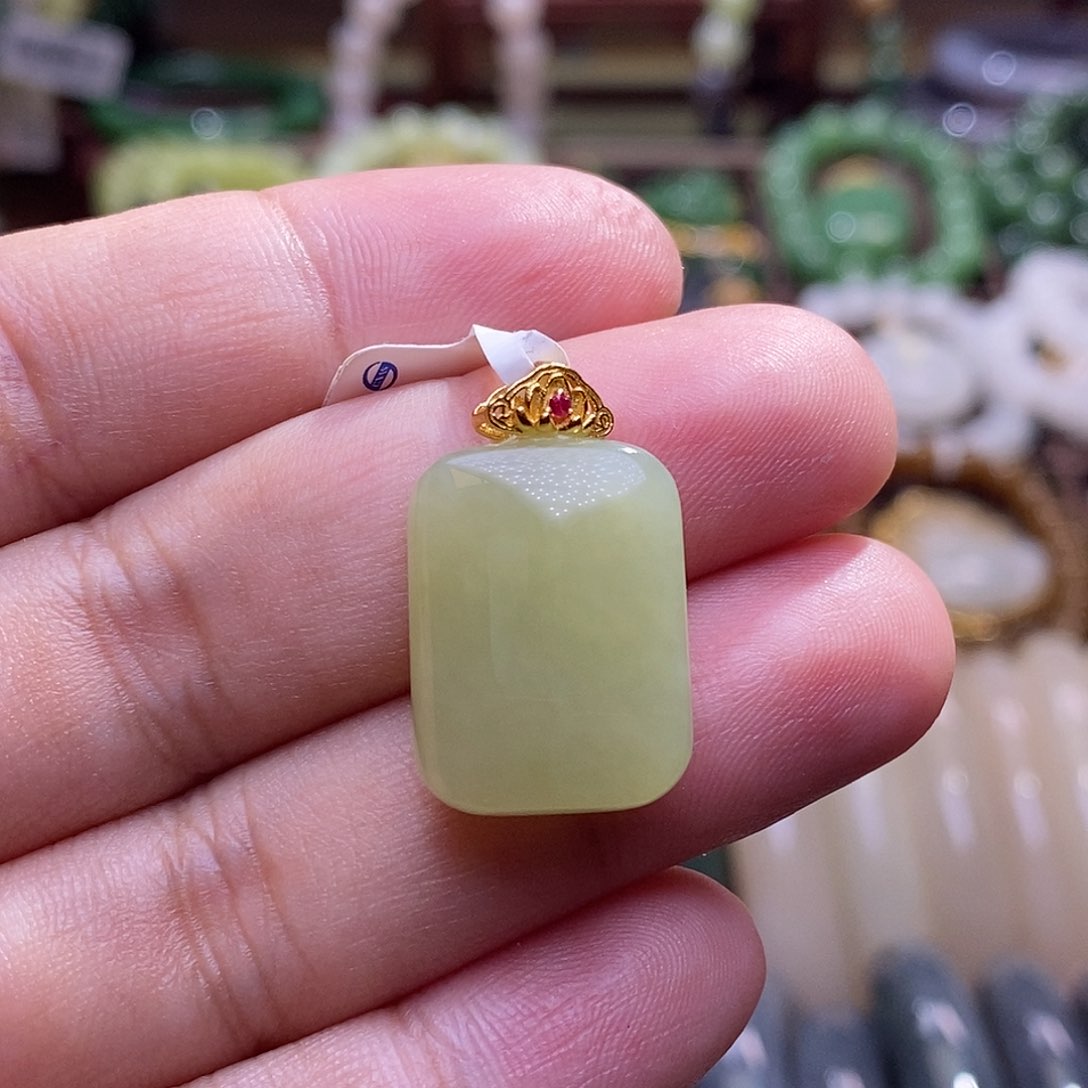 和田玉未镶嵌新疆若羌黄口无事牌吊坠