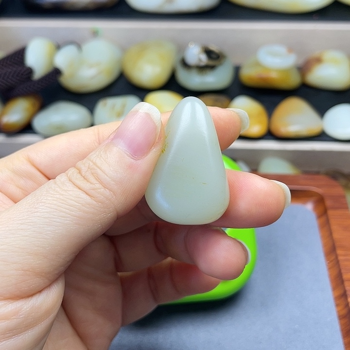 冬***冷和田玉未镶嵌颈饰