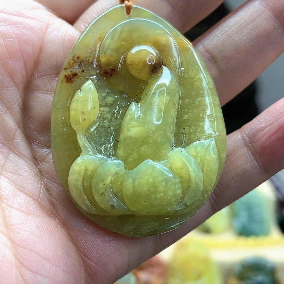 蛇纹石玉颈饰未镶嵌