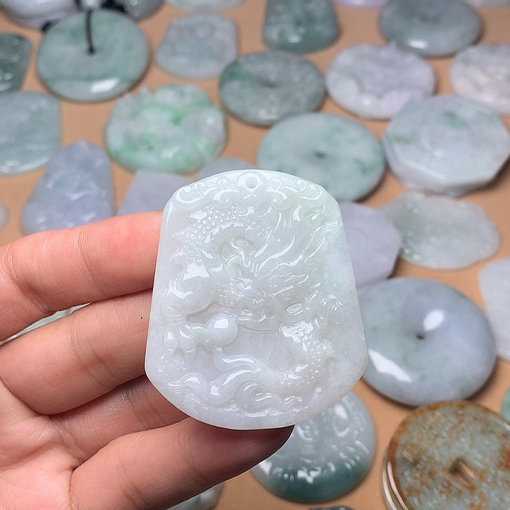 翡翠未镶嵌颈饰龙牌