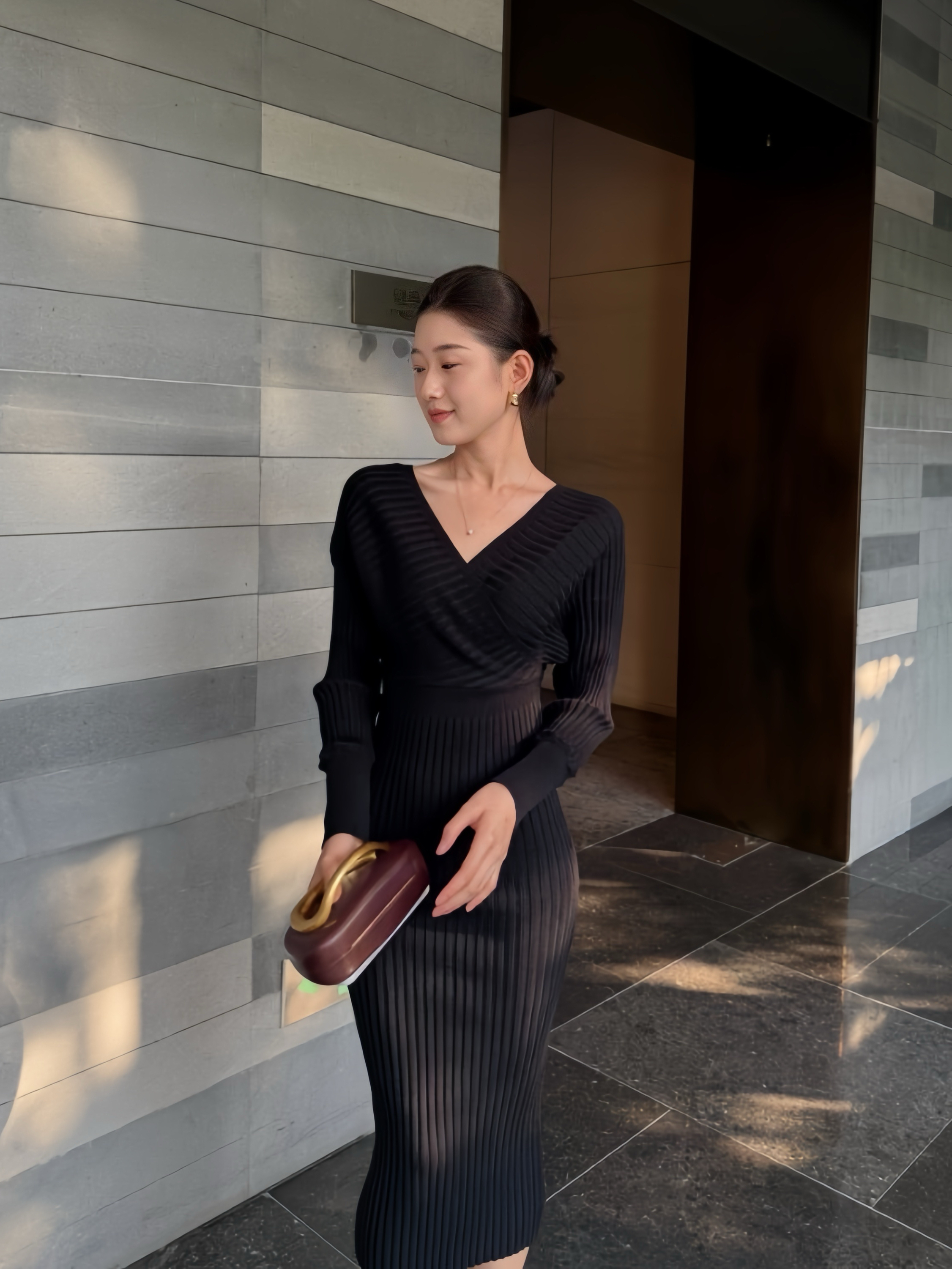 V领黑色针织连衣裙女秋冬修身显瘦气质包臀裙收腰内搭打底长裙子