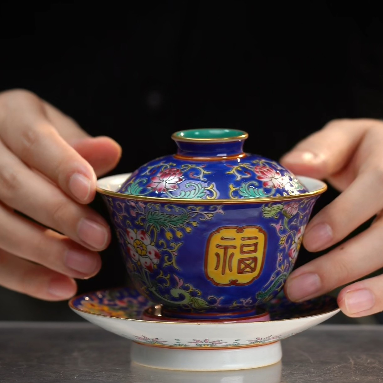 蓝地粉彩缠枝花卉纹福字纹三才盖碗