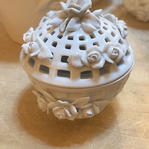 白瓷捏花香薰罐子