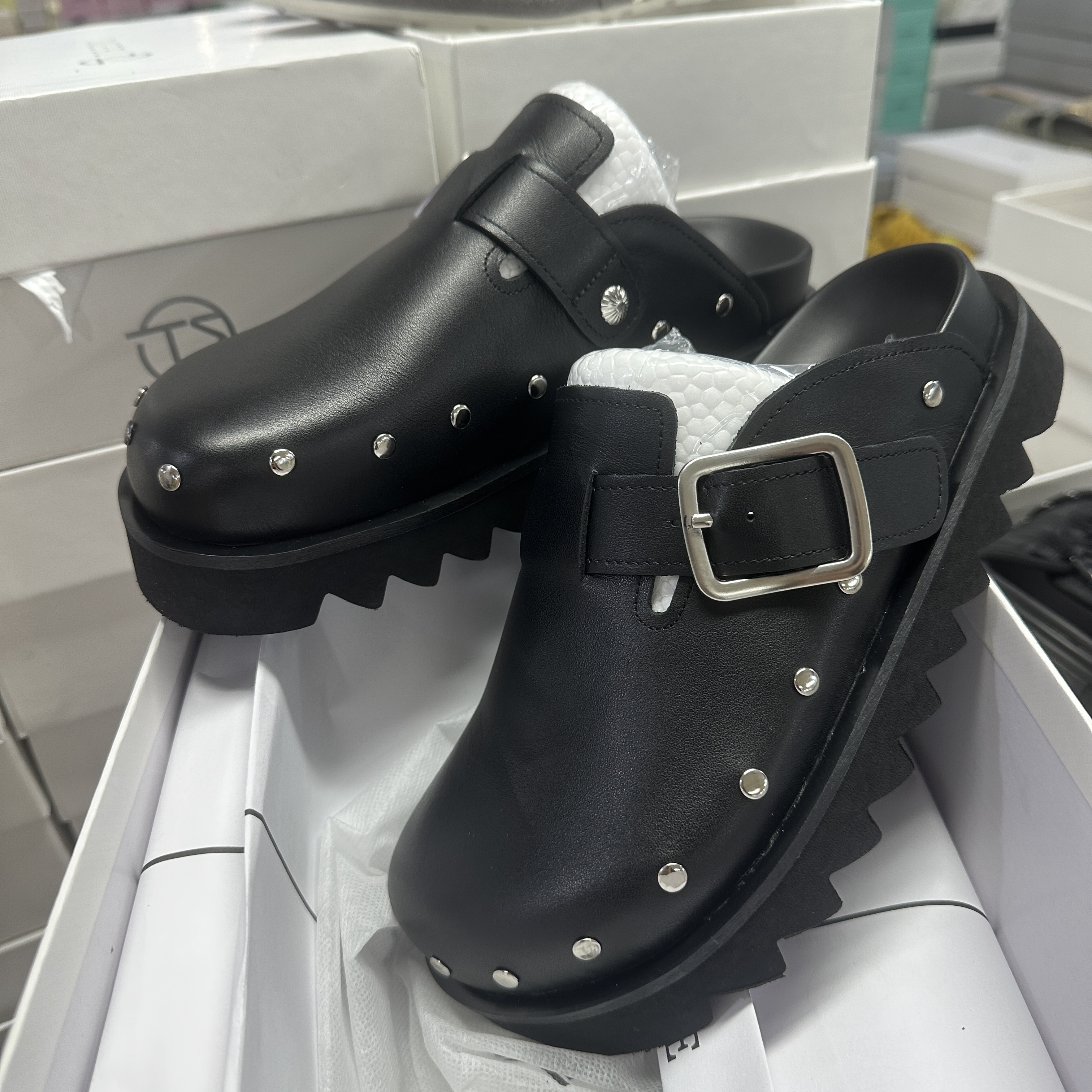 T2955-2017铆钉厚底磨砂包头皮带扣包头拖黑色凉鞋时尚公主风