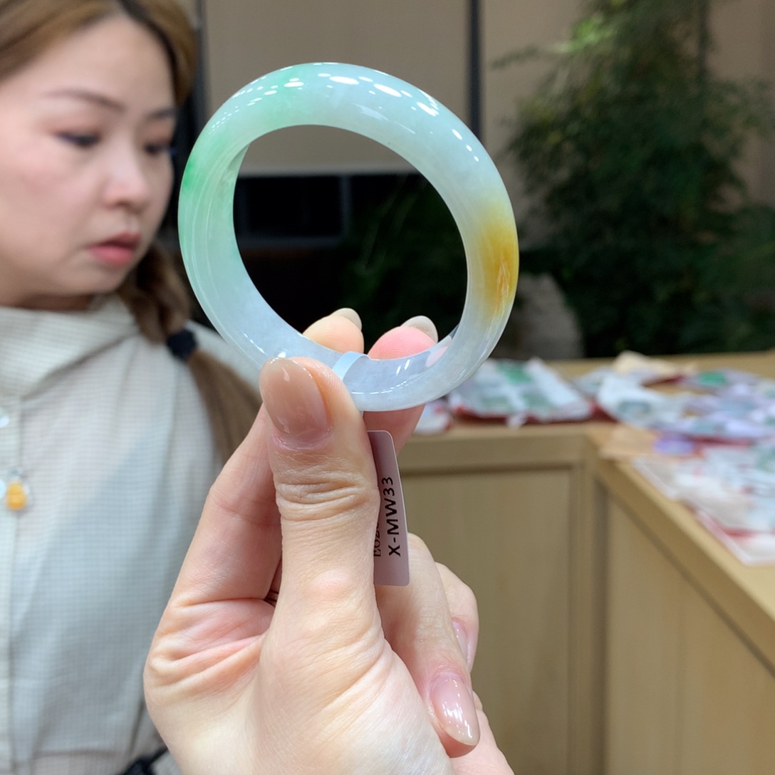 翡翠手镯未镶嵌不退不换