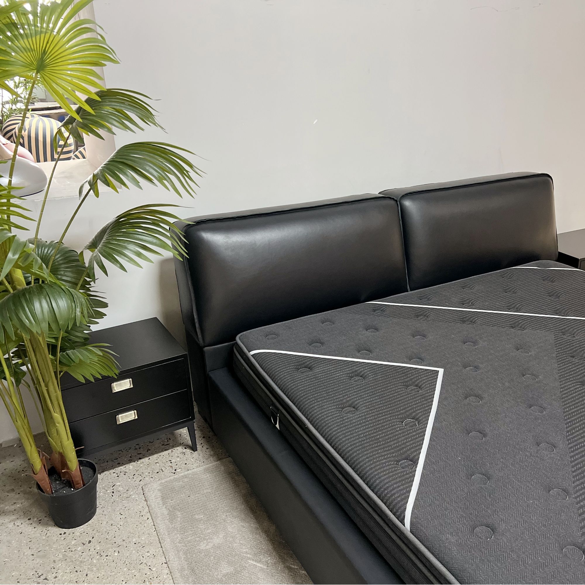 舒先森意式极简轻奢大黑牛真皮床1.8米简约现代家用大气豆腐块床