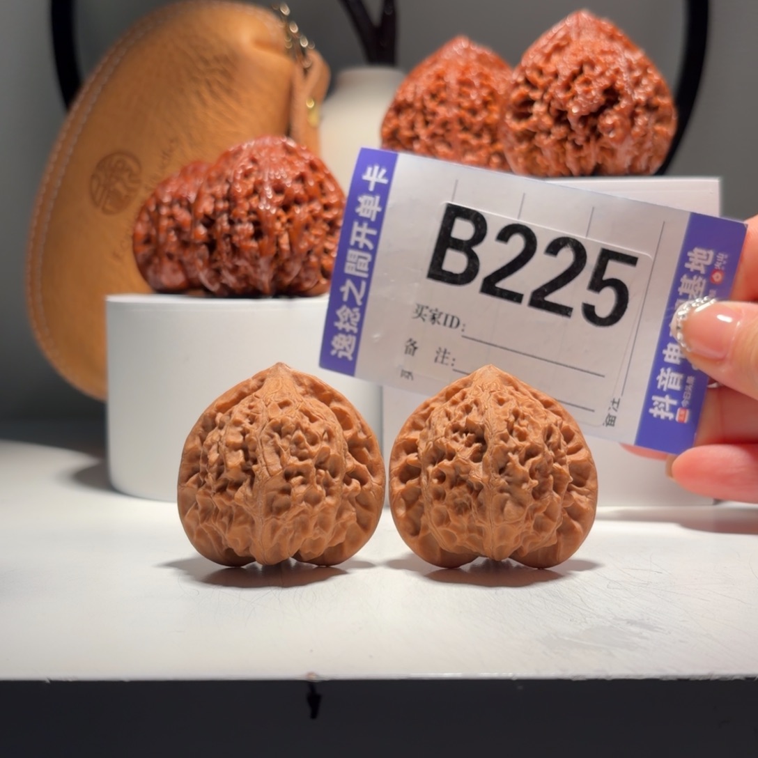 文玩核桃吊坠225    号-仙台公子帽金牛-尺寸 41