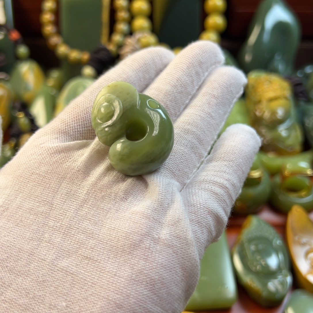 岫岩老玉（透闪石质玉）颈饰未镶嵌