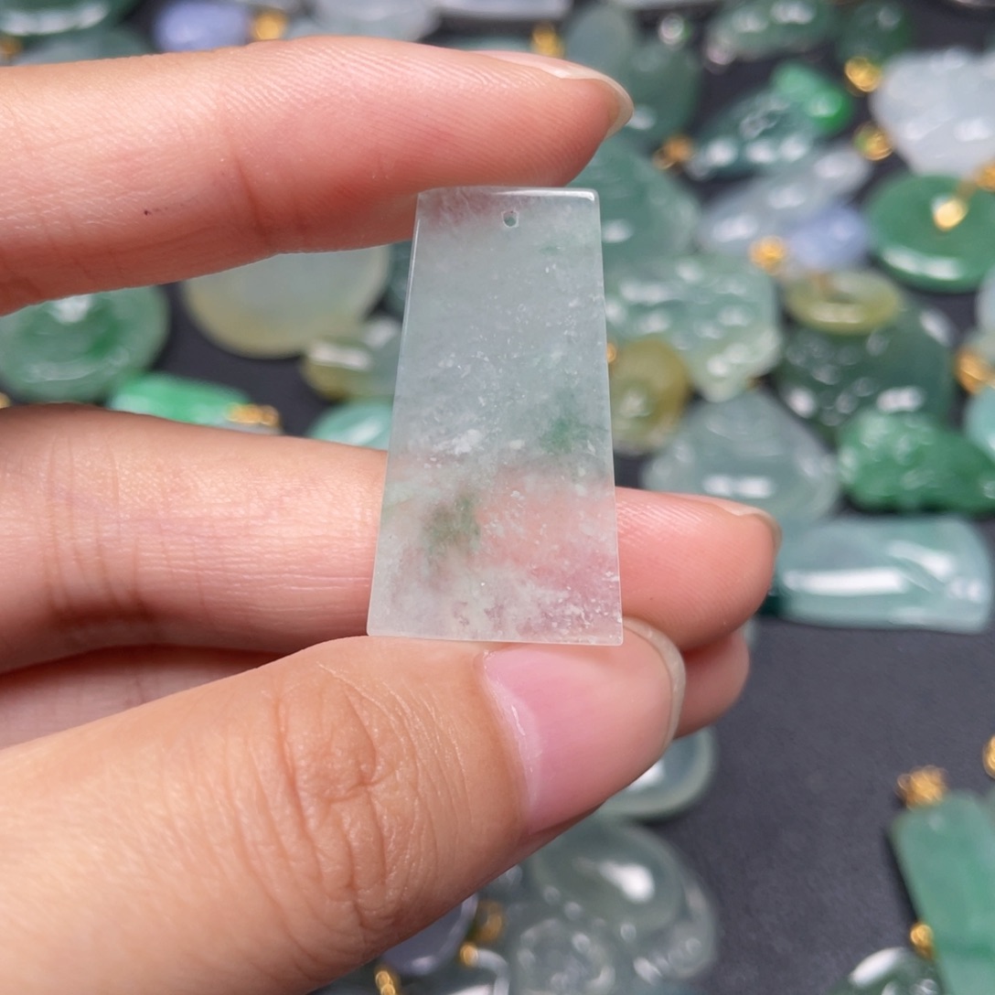 翡翠颈饰未镶嵌翡翠