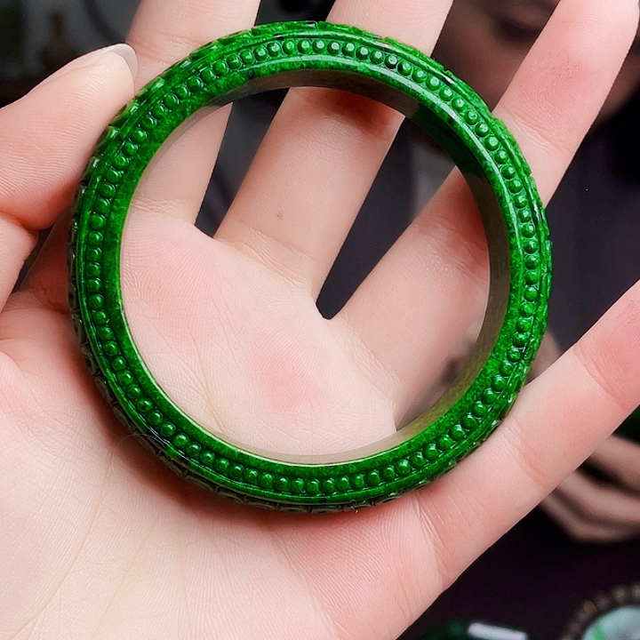 翡翠未镶嵌颈饰多样性