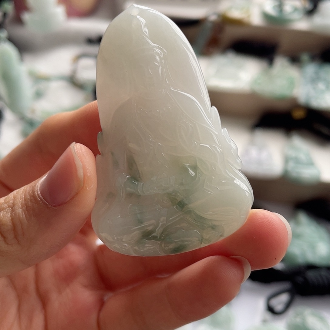 翡翠未镶嵌颈饰观音