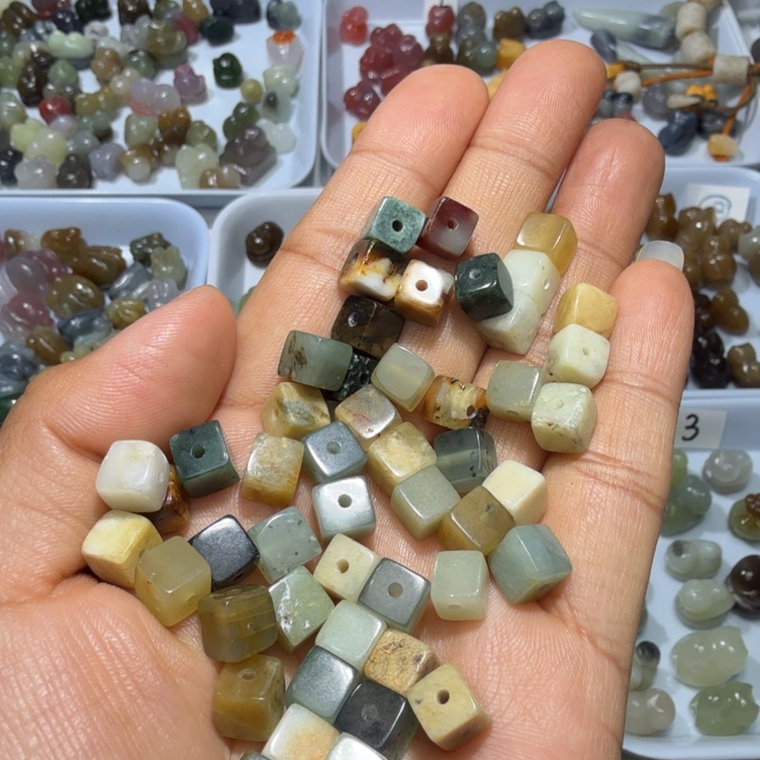 和田玉未镶嵌珠宝奇石卡七50颗