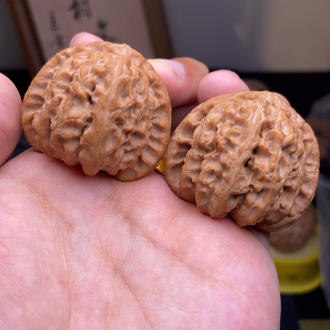 文玩核桃吊坠全品40尺三角白红皮山地1833
