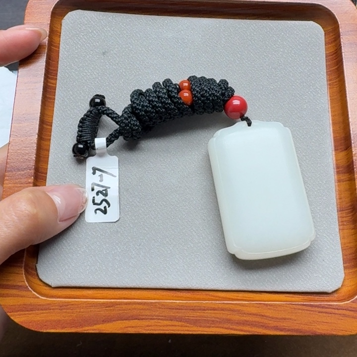 兴***和田玉未镶嵌颈饰