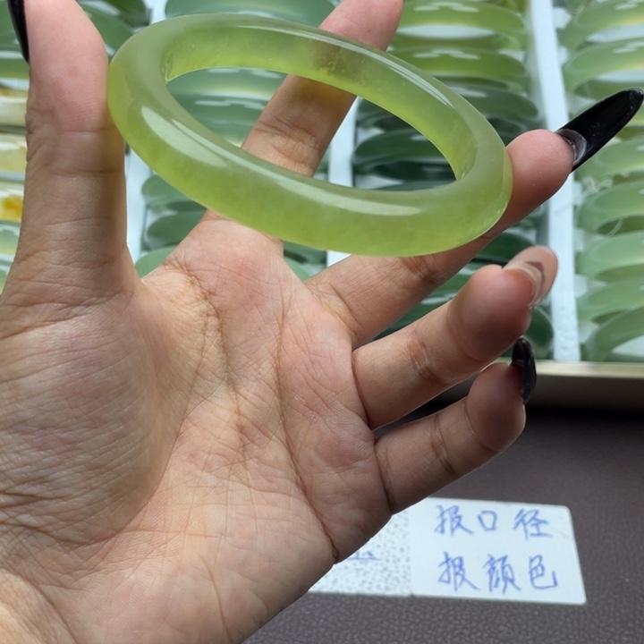 妞***牛未镶嵌蛇纹石玉手镯