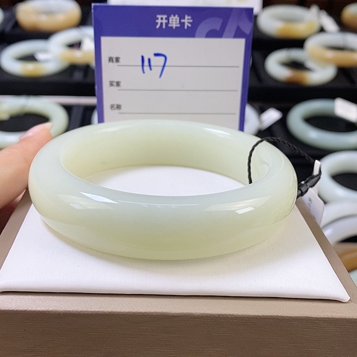 未镶嵌手镯和田玉绝****萍