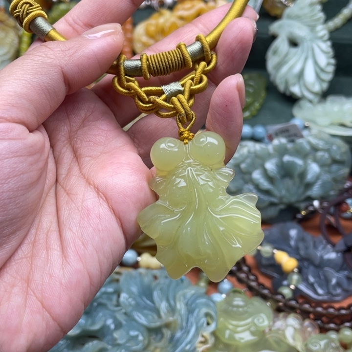 蛇纹石玉吊坠合金