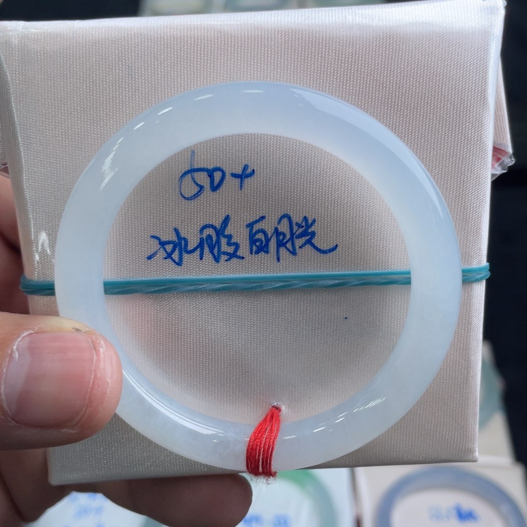 翡翠手镯未镶嵌翡翠手镯