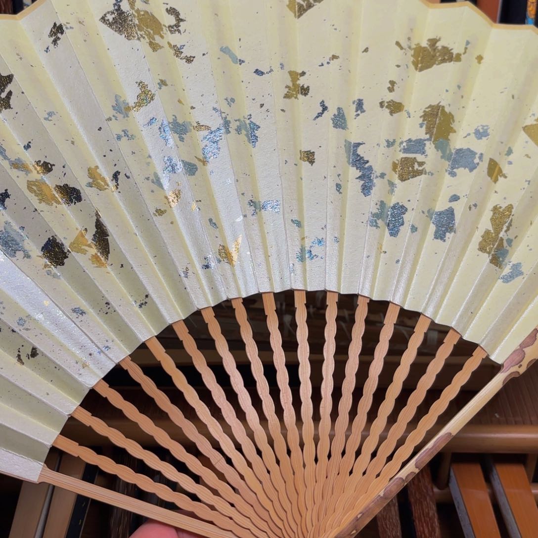 扇子白撒金龙鳞梅妃