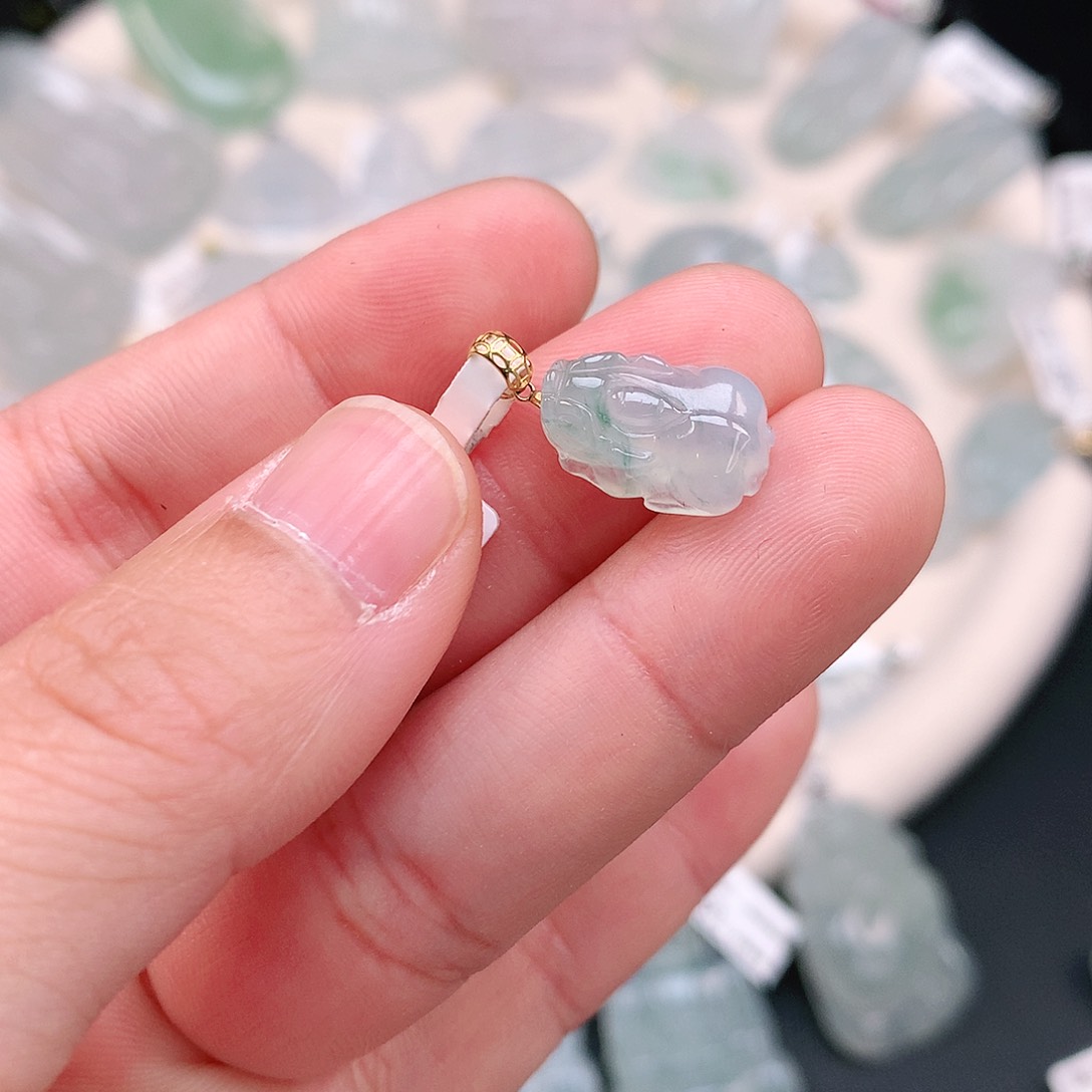 翡翠颈饰18K金镶嵌冰胶飘绿貔貅